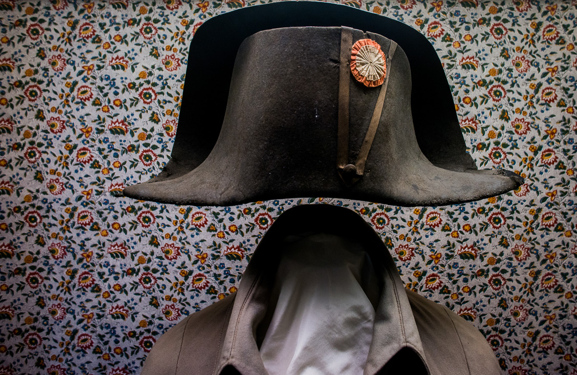 Château de Fontainebleau. Musée Napoléon 1er. Le Célèbre bicorne et la redingote de l'Empereur dans une vitrine.