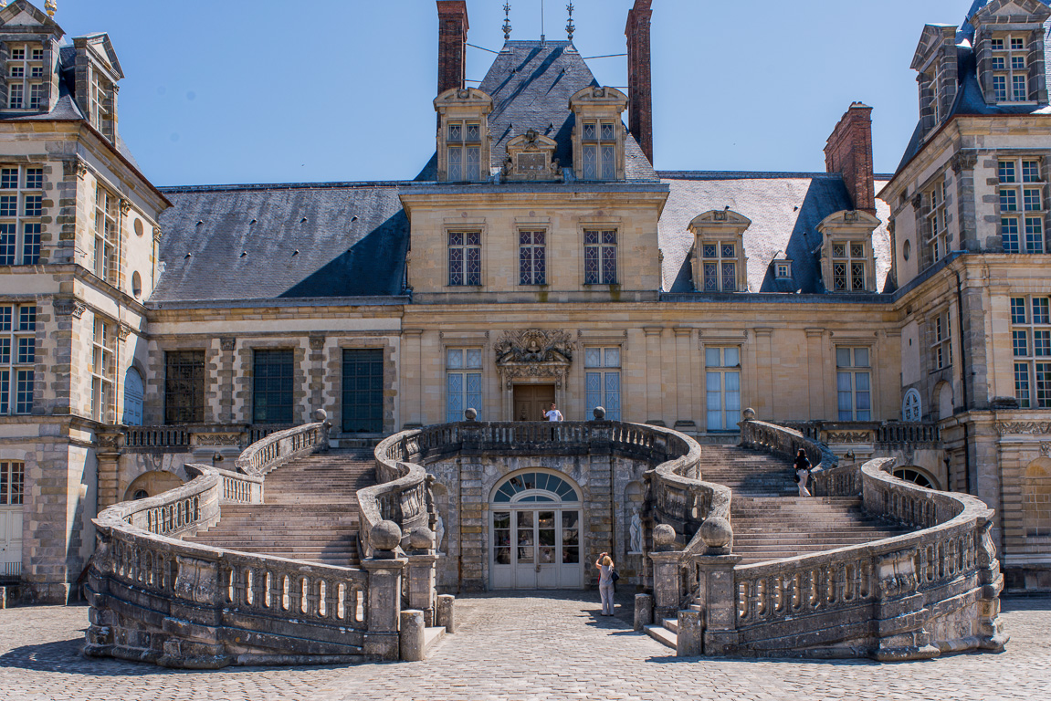 Château de Fontainebleau. Cour du Cheval Blanc avec son célèbre escalier en Fer à Cheval construit par Jean du Cerceau, sous Louis XIII.