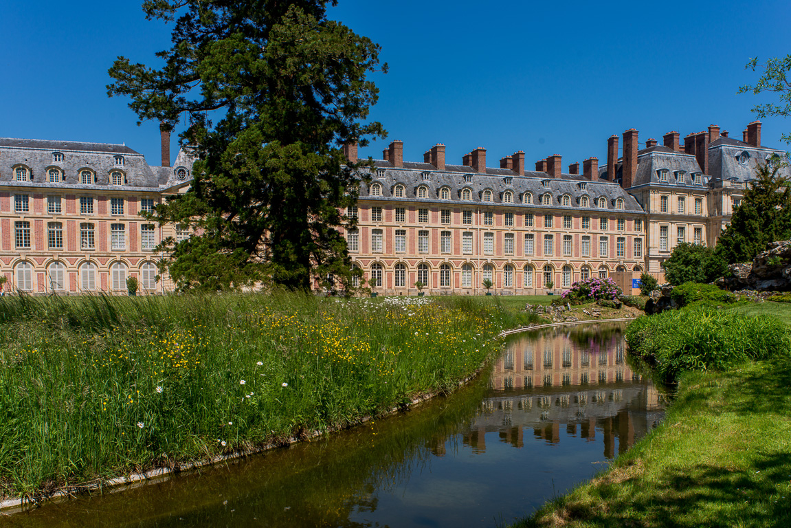 Château de Fontainebleau. Le jardin Anglais.En arrière plan, les salles du Musée Napoléon.