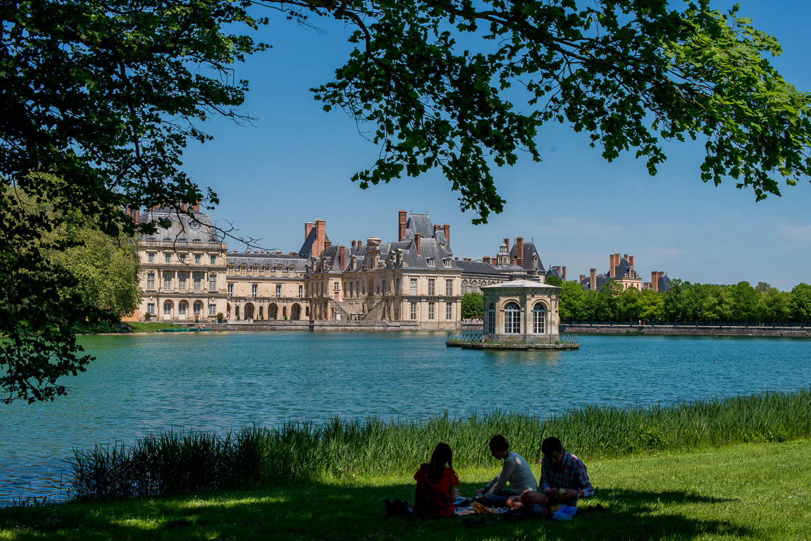 Château de Fontainebleau. Etang des Carpes avec le pavillon et en arrière plan la cour de la Fontaine.