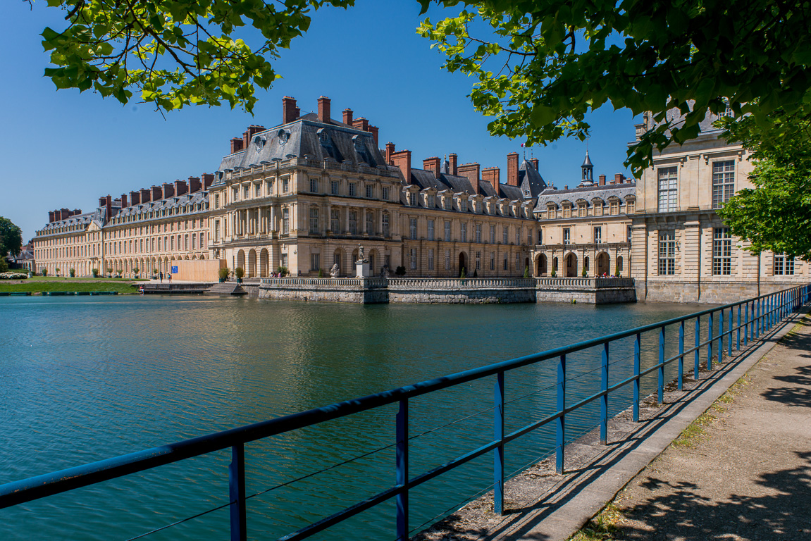 Château de Fontainebleau. Etang des Carpes avec le pavillon et en arrière plan la cour de la Fontaine.