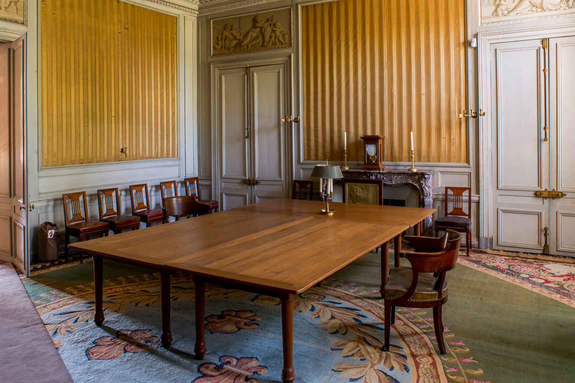 Château de Fontainebleau. Musée Napoléon 1er. Napoléon devait ouvrir ses cartes d'état major, sur ces tables de l'ancienne salle à manger de Louis XIV.