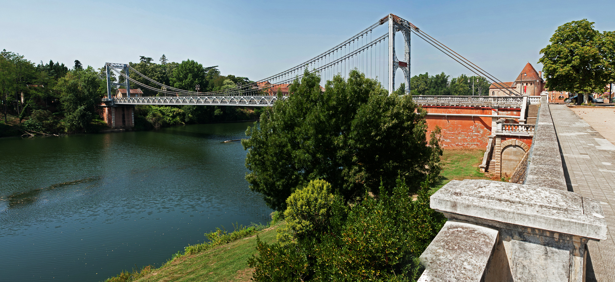 La tour de défense et le barrage sur le Tarn