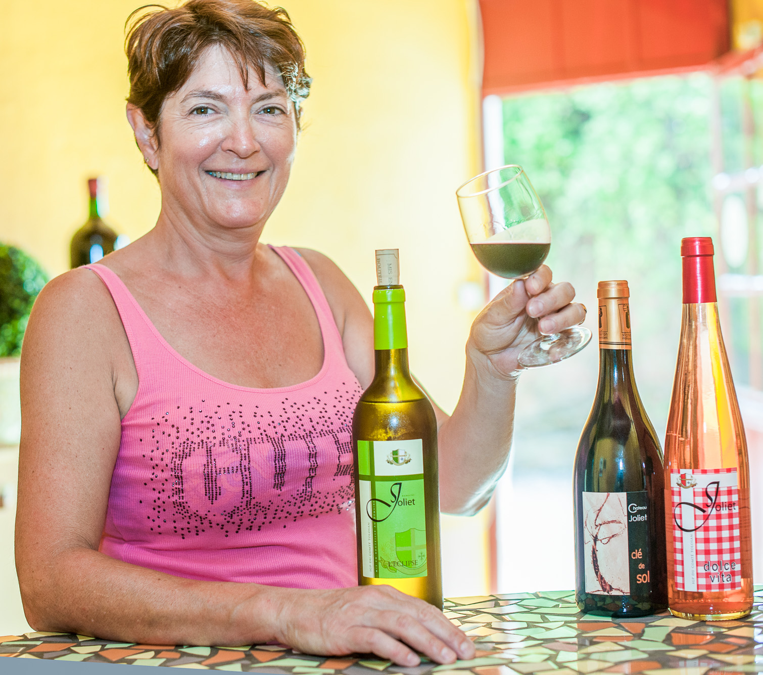 Château de Joliet. Marie Ange Soriano nous présente son vin rouge dans sa salle de dégustation.