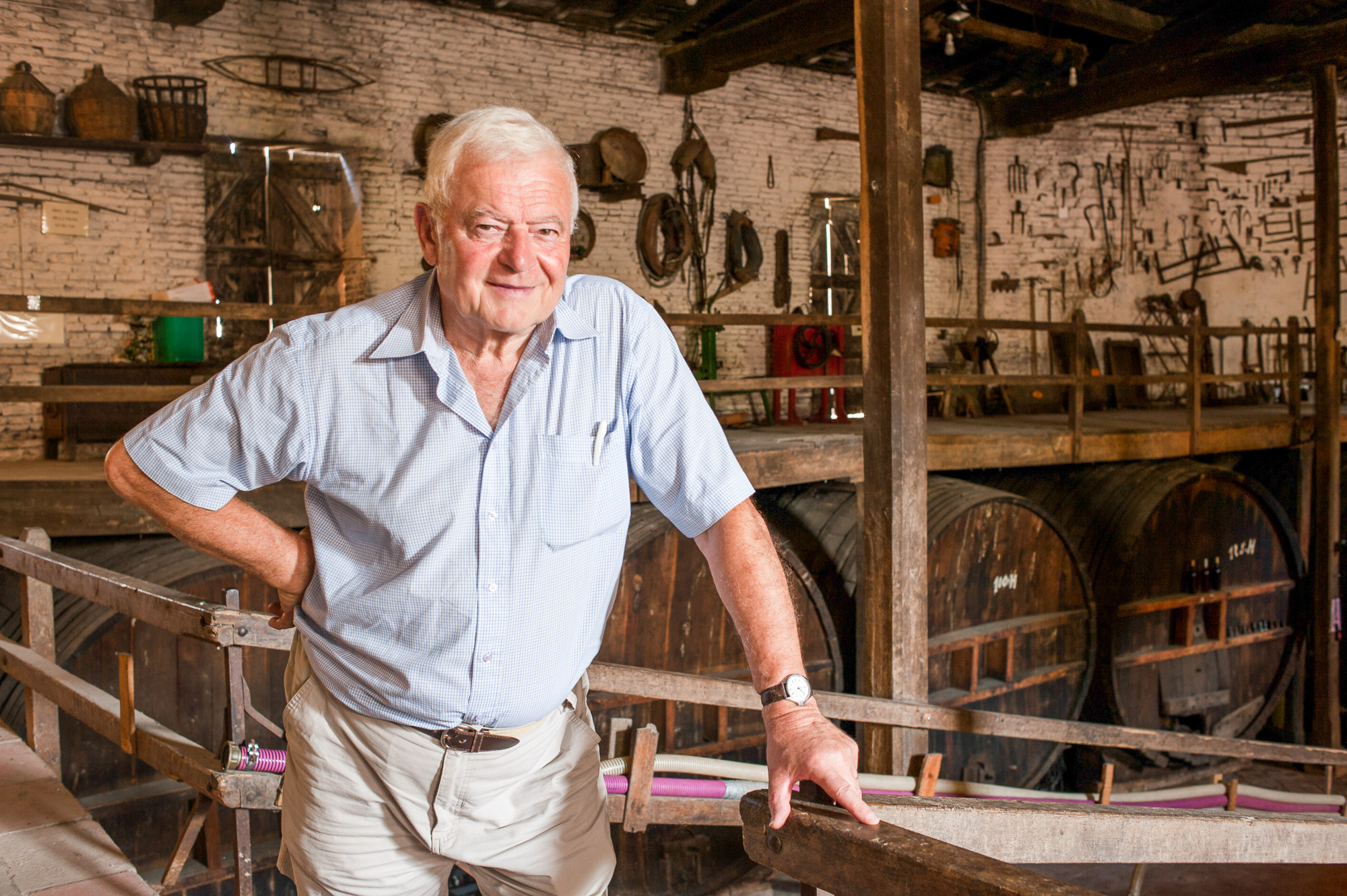 Château Caze Les chais datant de 1740. Maurice Rougevin-Baville, 72 ans, est l'ouvrier agricole de sa fille Martine, qui a repris les rennes de l'entreprise familiale.