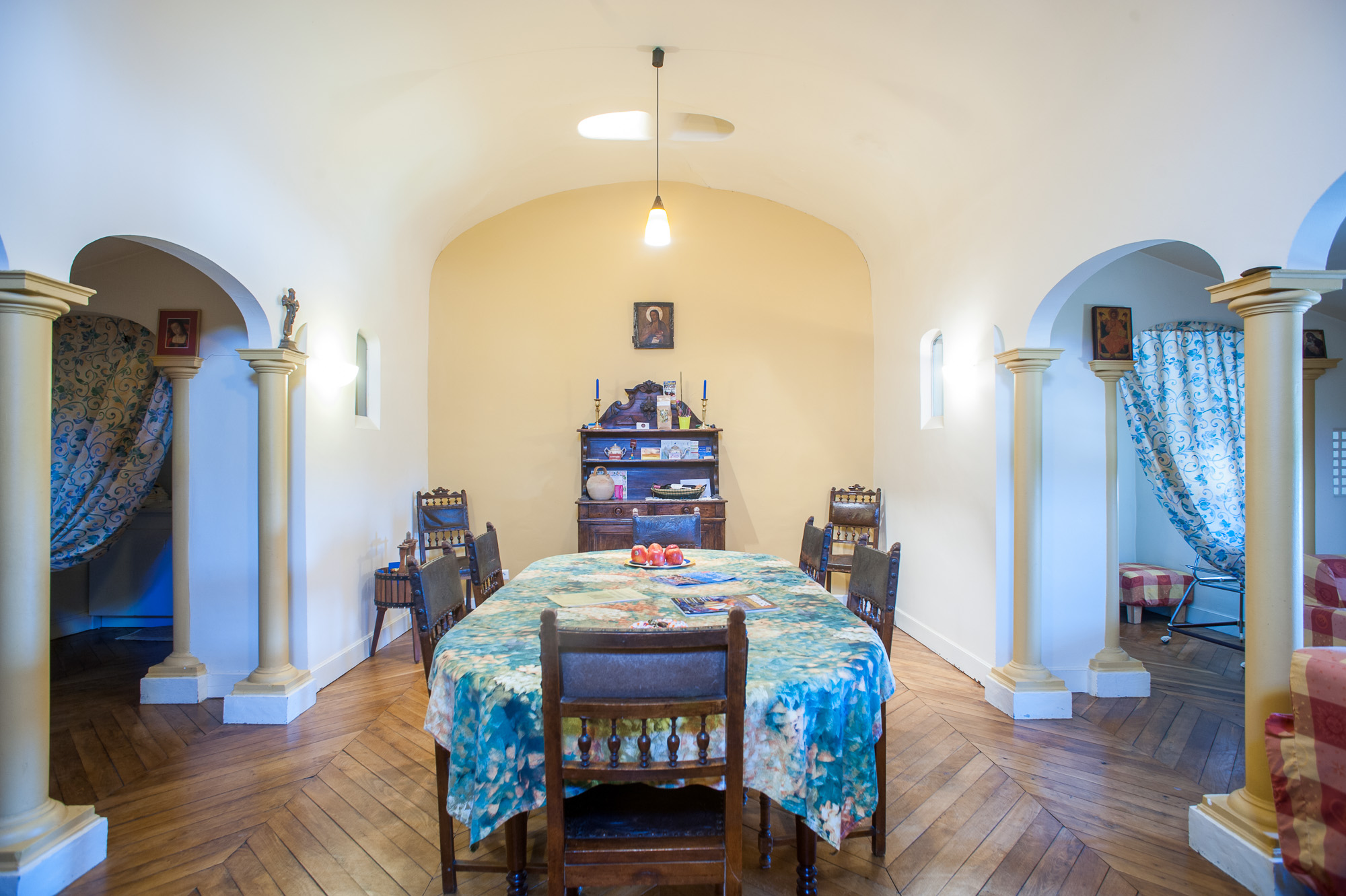 Château Saint-Guilhem. L'Intérieur de la Chapelle a été transformé en salle de petit déjeuner.