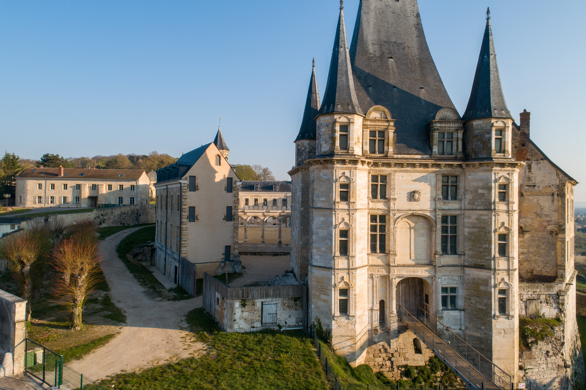 Vues de drone, Le pavillon d'entrée.