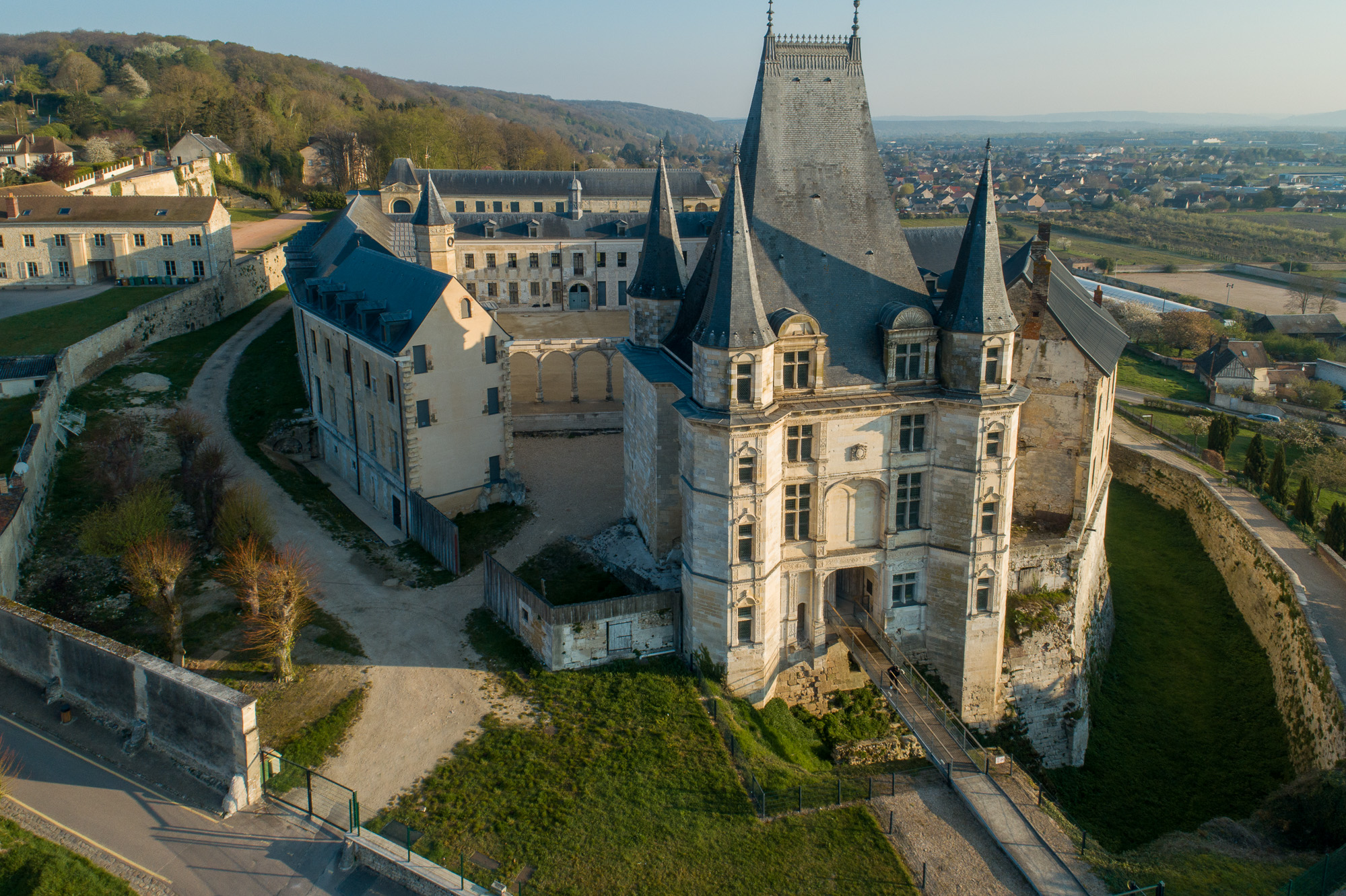 Vues de drone, Le pavillon d'entrée.