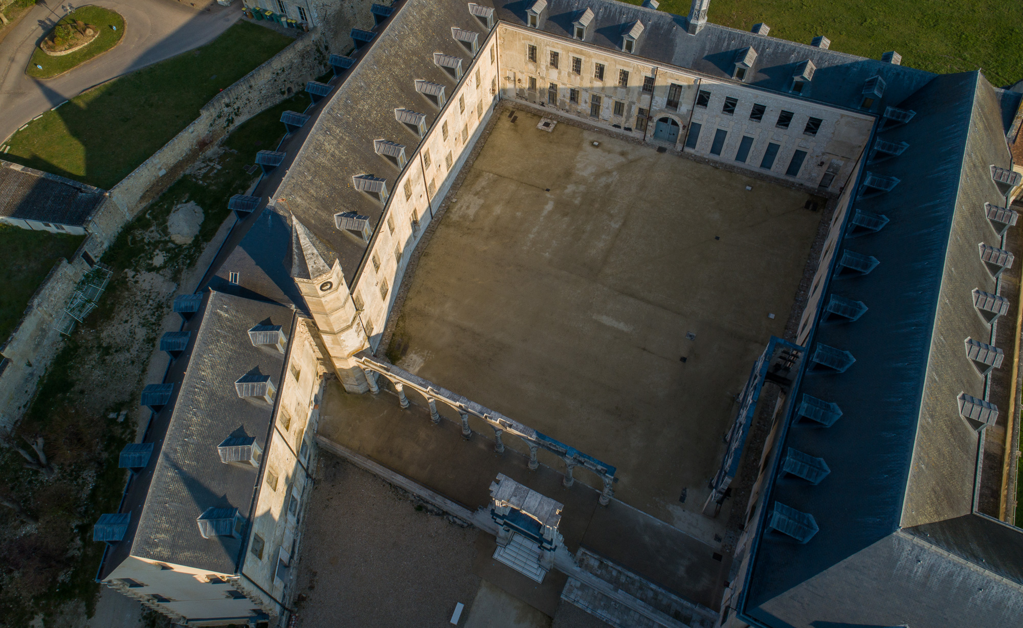 Vues de drone. La cour d'Honneur.