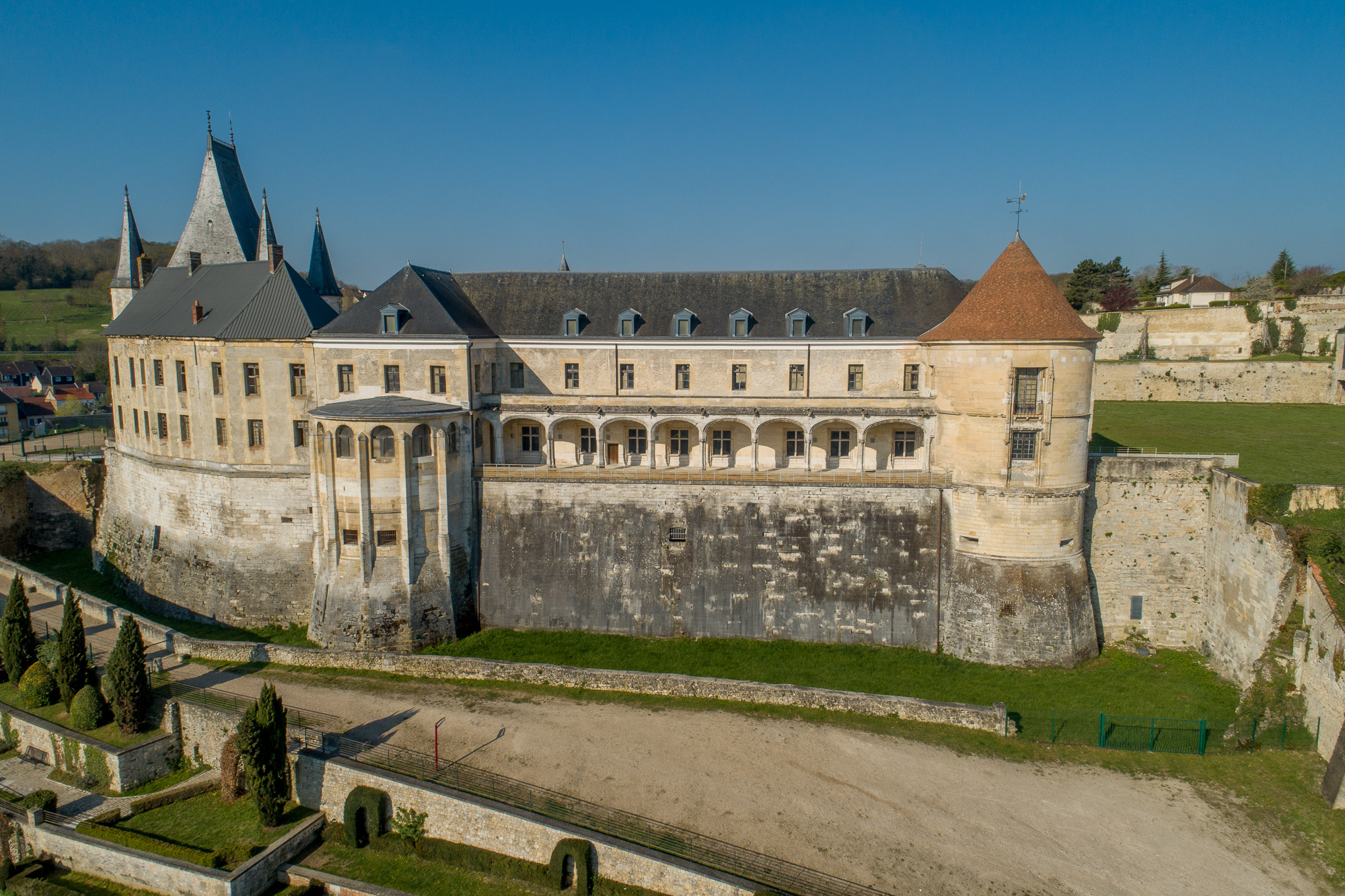 Vues de drone, la galerie sur le Val..