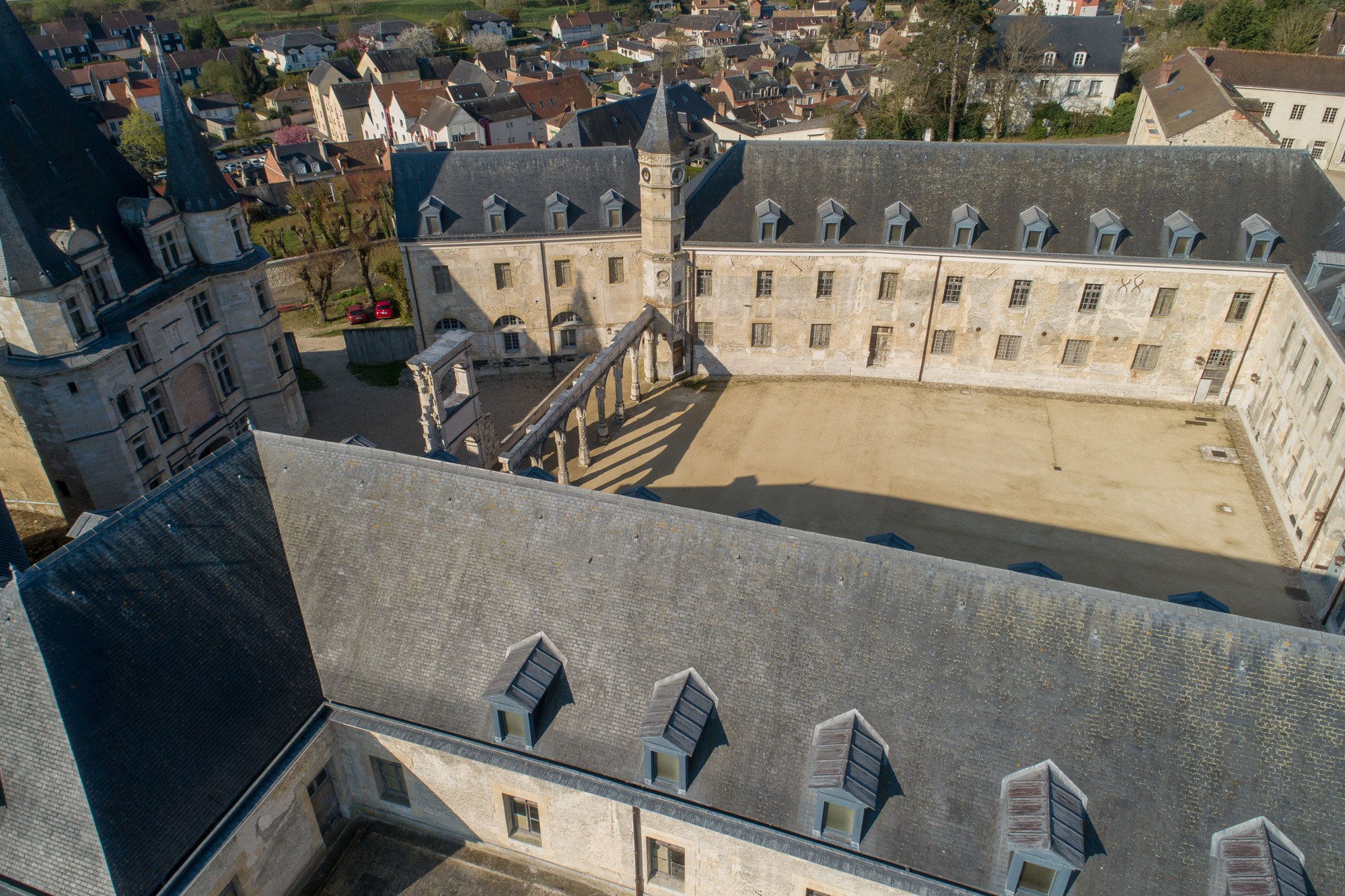 Vues de drone, la cour d'Honneur.