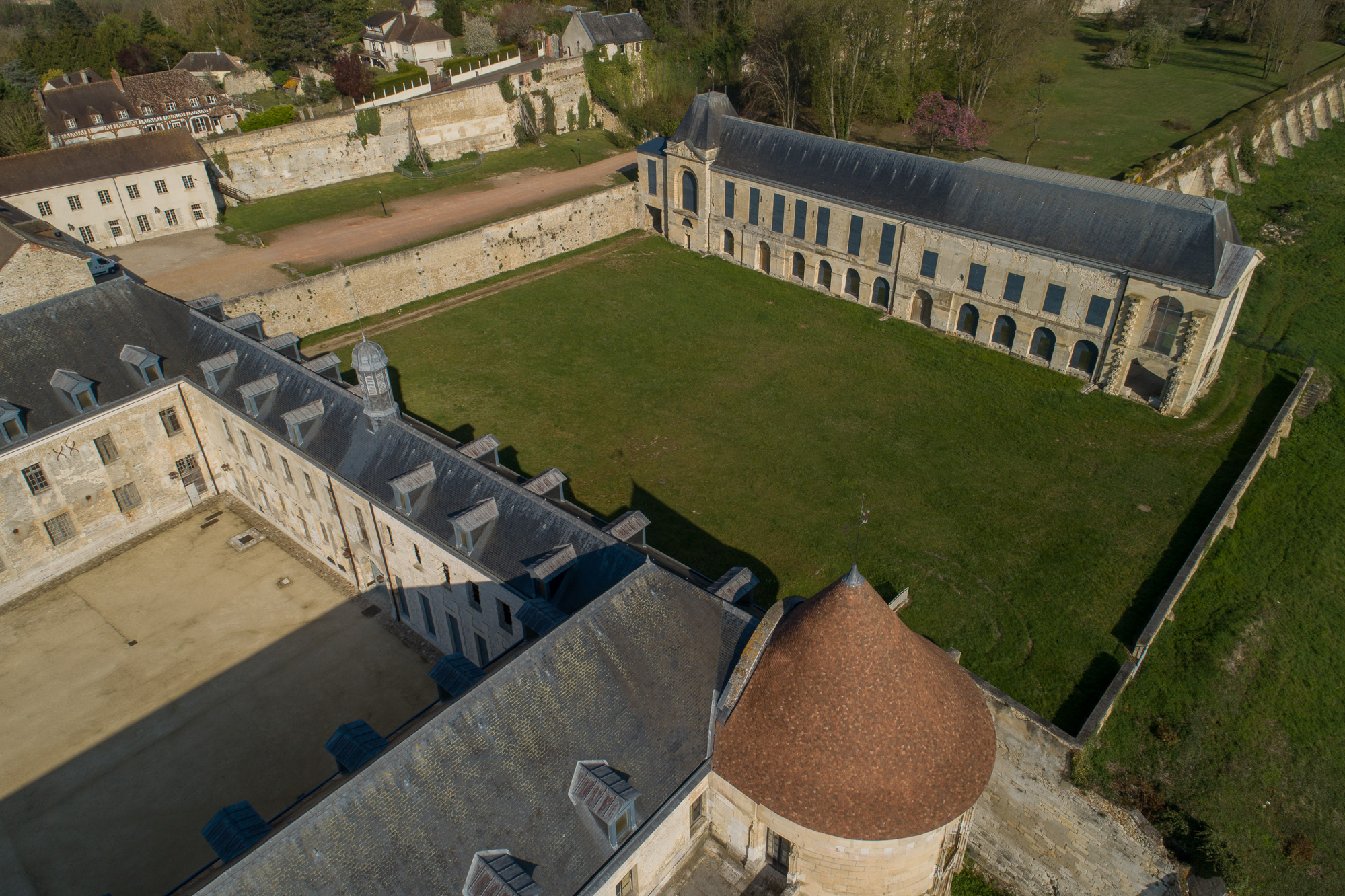 Vues de drone, la cour d'Honneur.