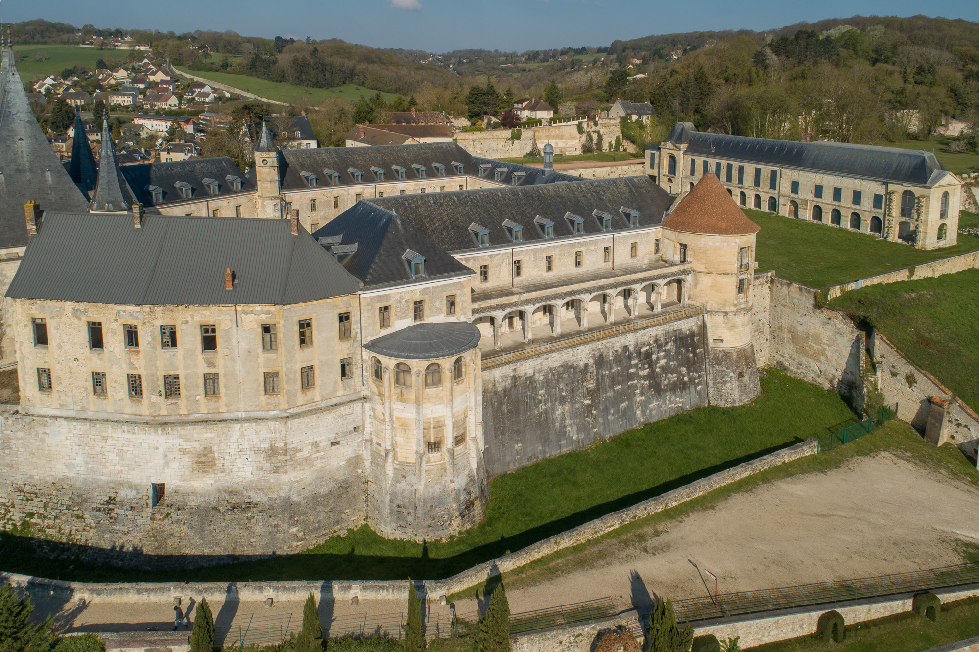 Vues de drone, la galerie sur le Val et en arrière plan, l'orangerie et le Pavillon Colbert.