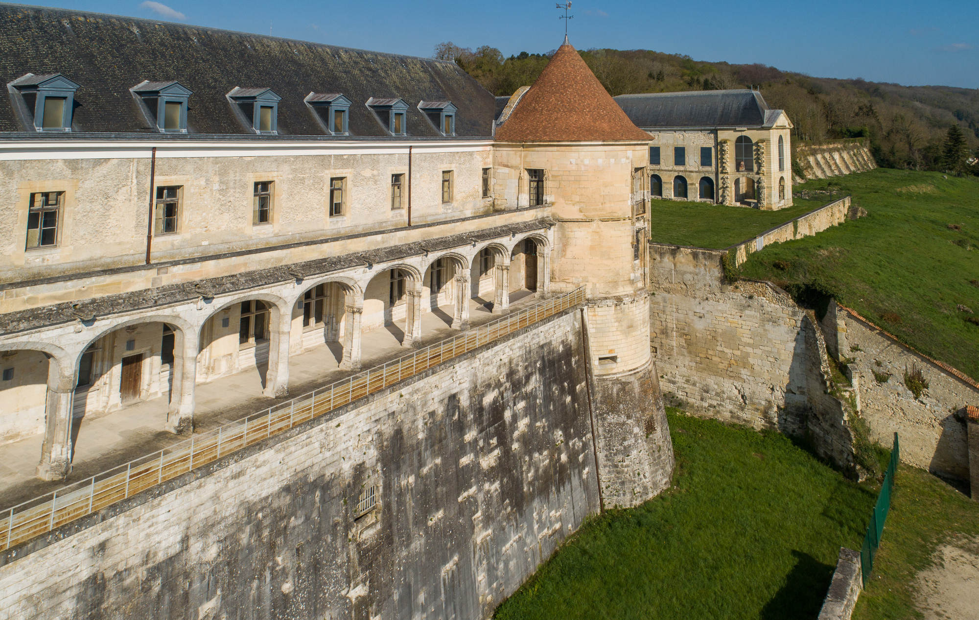 Vues de drone, la galerie sur le Val.