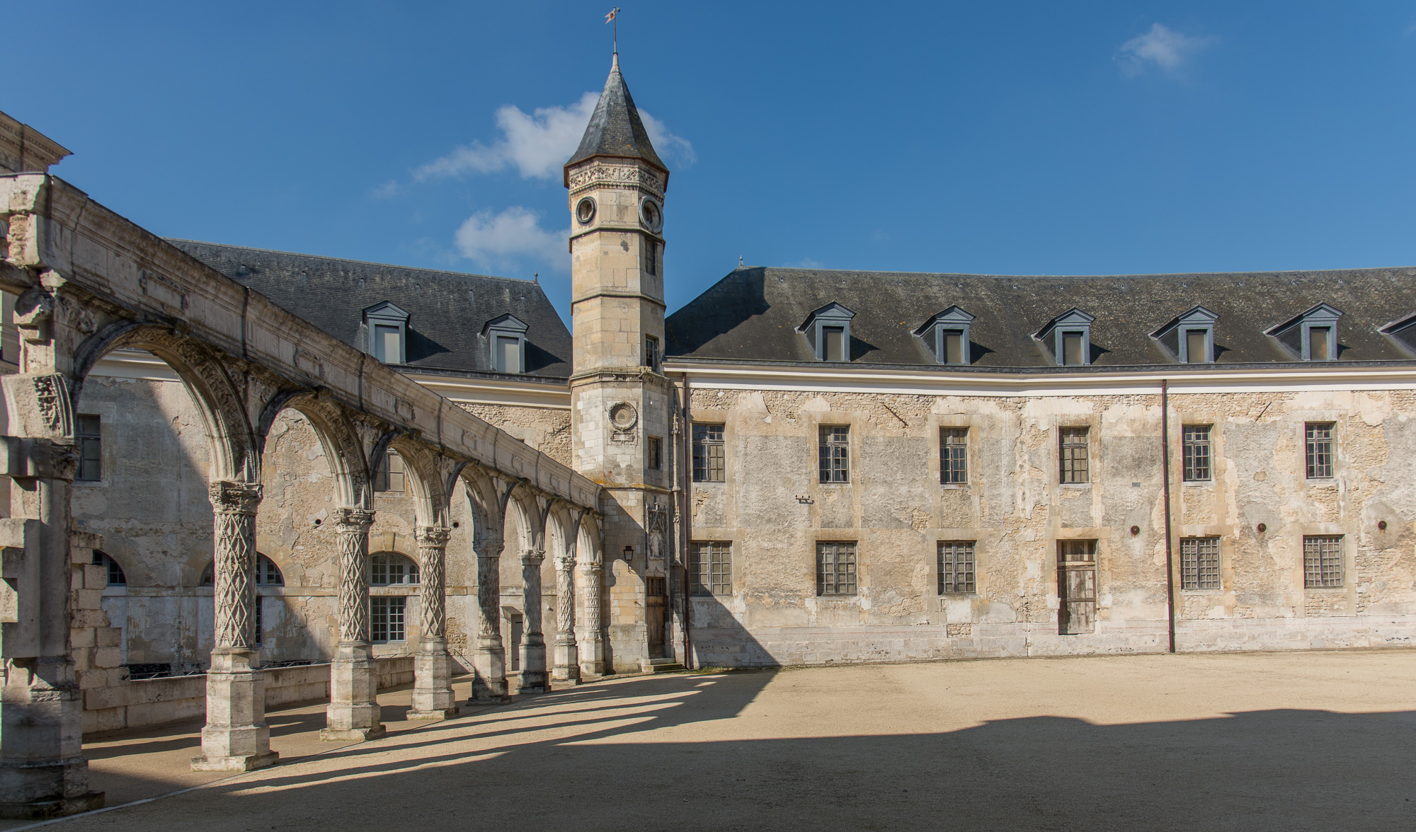 La Tourelle d'Estouteville et la cour d'Honneur.