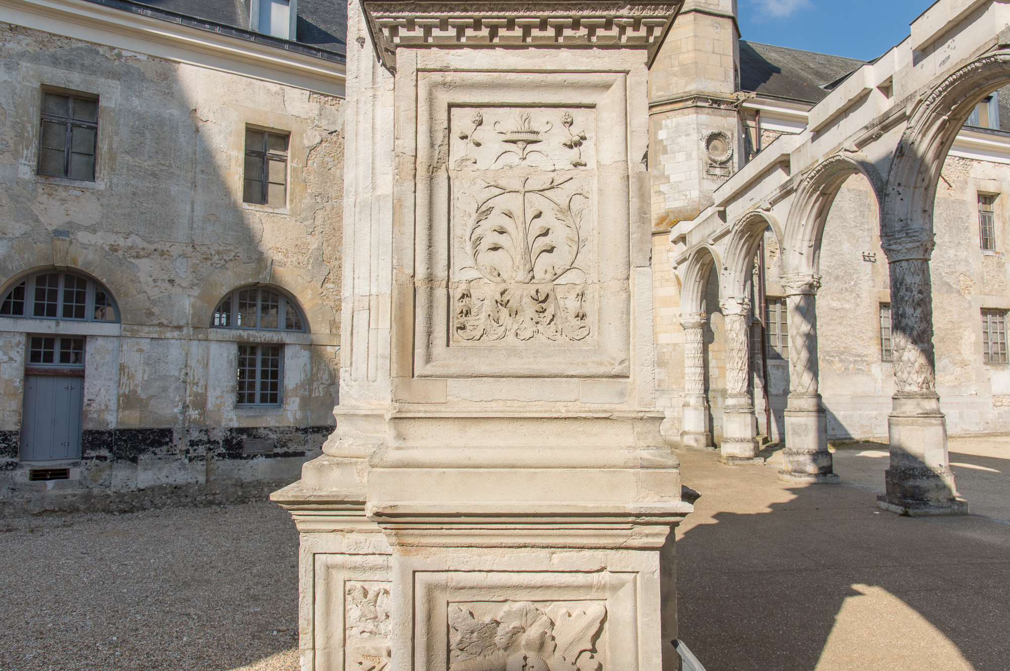 Décors sculptés sur la Porte de Gênes.
