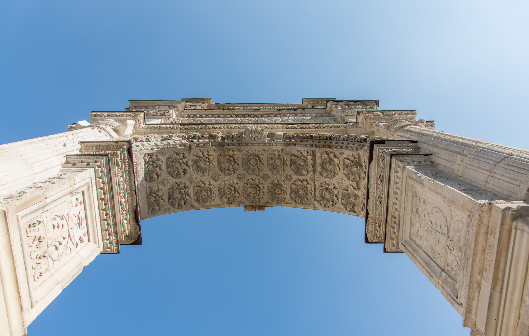 Décor intérieur de l'arc de la Porte de Gênes.