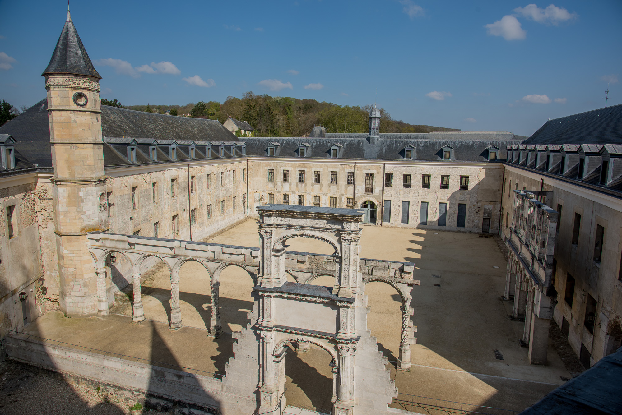 Vue depuis le 3ème étage. De gauche à droite : la Tourelle d'Estouteville, la cour d'Honneur et la Porte de Gênes en premier plan.