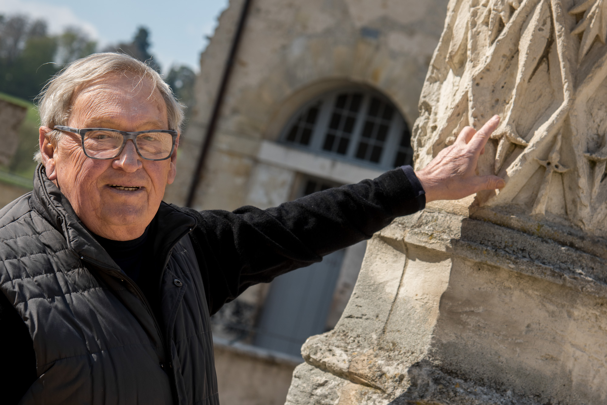 Yves Domergues , designer conseil et Président de l'association ARC pour la préservation du château., nous présente un détail des colonnes, au fût couvert d'un réseau losangé de mouchetures d'hermines, alternant avec des fleurs de lys (qui ont été grattées).