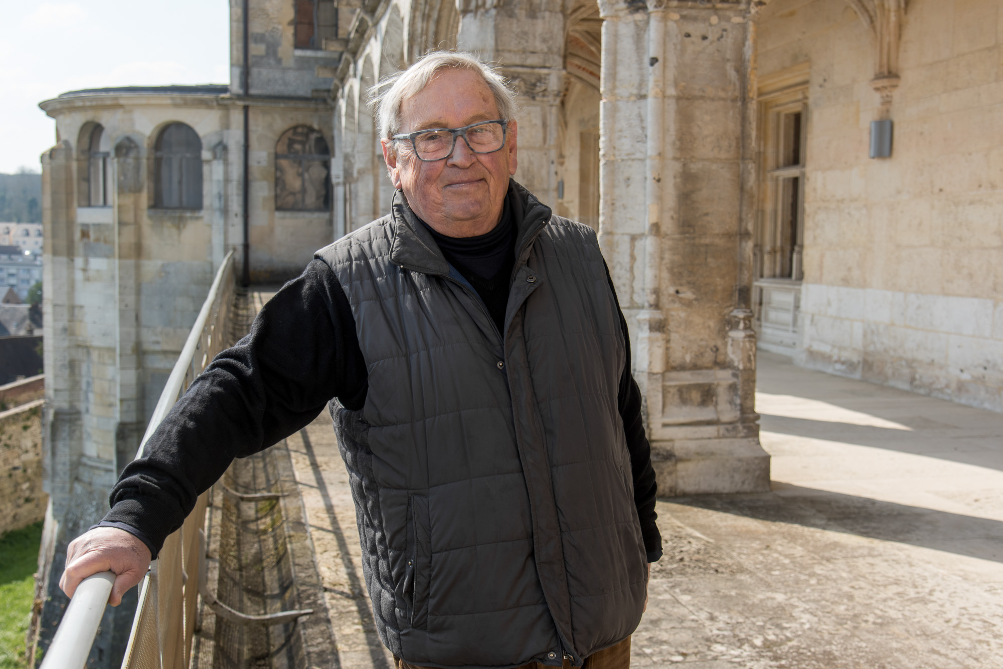 Yves Domergues , designer conseil et Président de l'association ARC pour la préservation du château. Dans la galerie sur le Val.