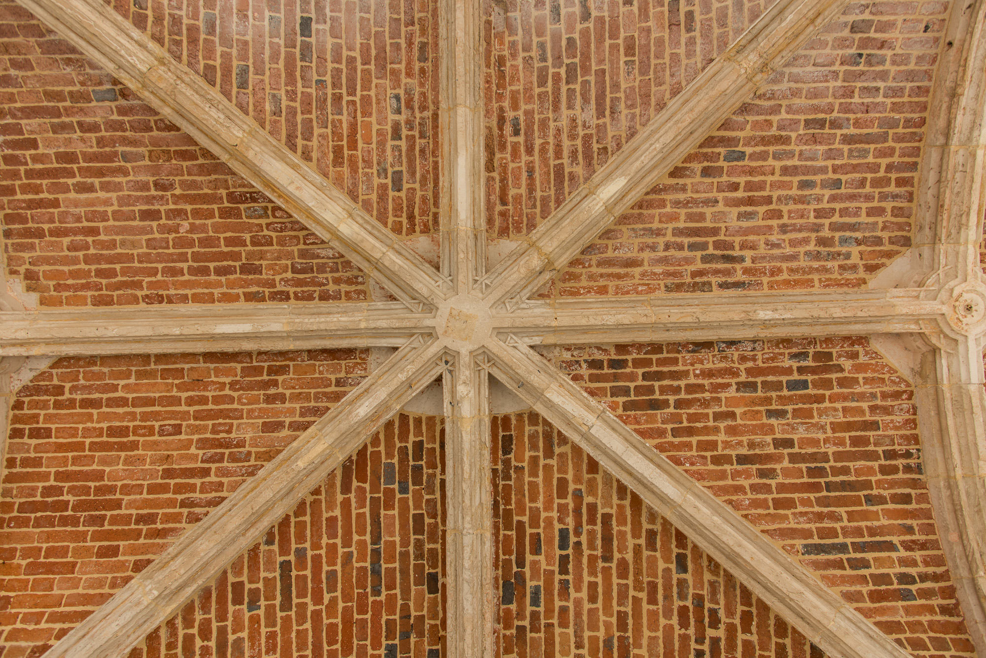 Plafond de la galerie sur le Val. Ogives en pierre, remplissage en brique.