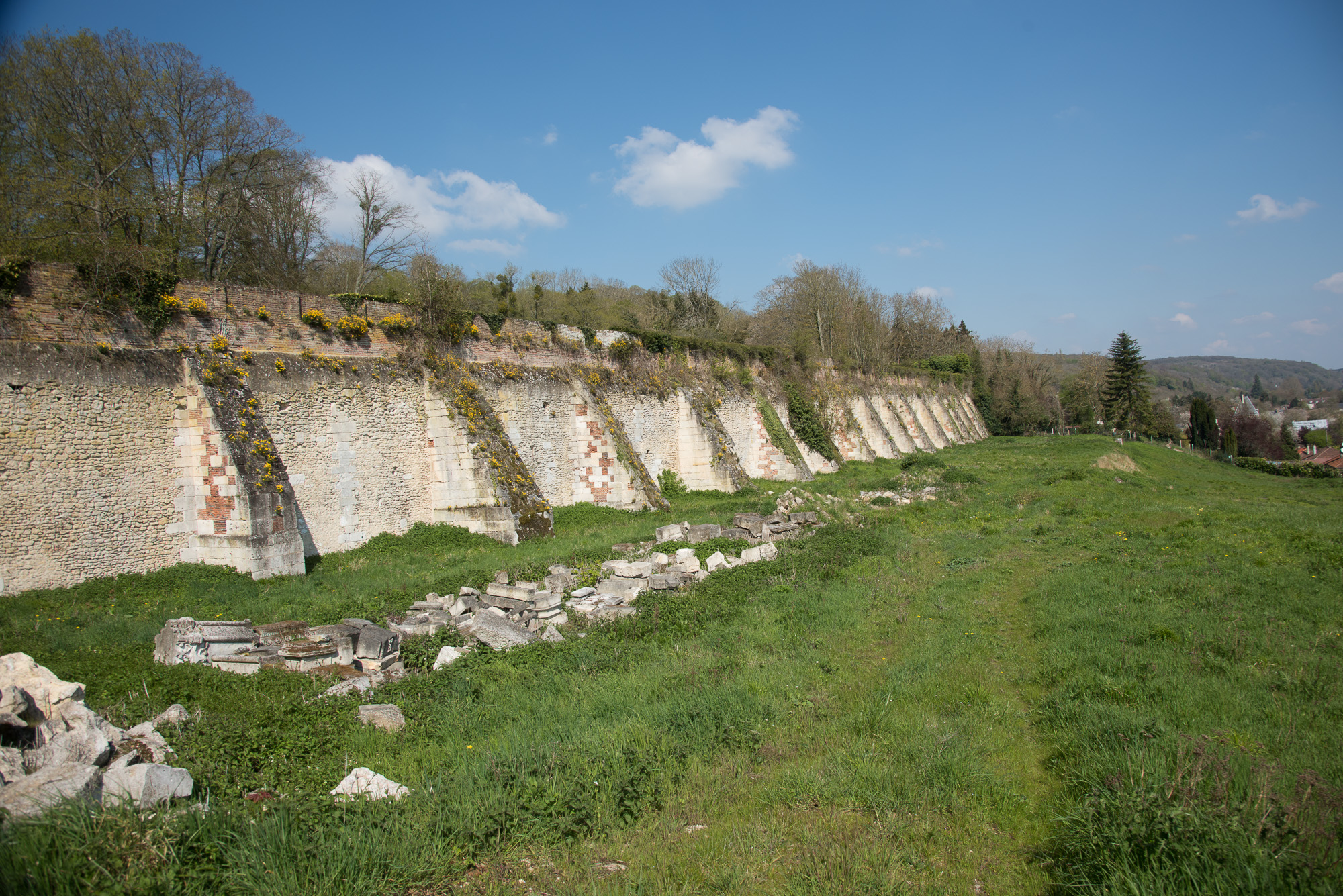 Arc boutants soutenant le jardin supérieur.