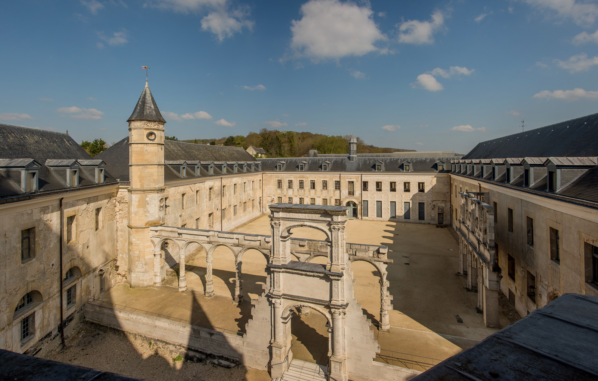 Vue depuis le 3ème étage et de gauche à droite : la Tourelle d'Estouteville, la cour d'Honneur et la Porte de Gênes en premier plan.