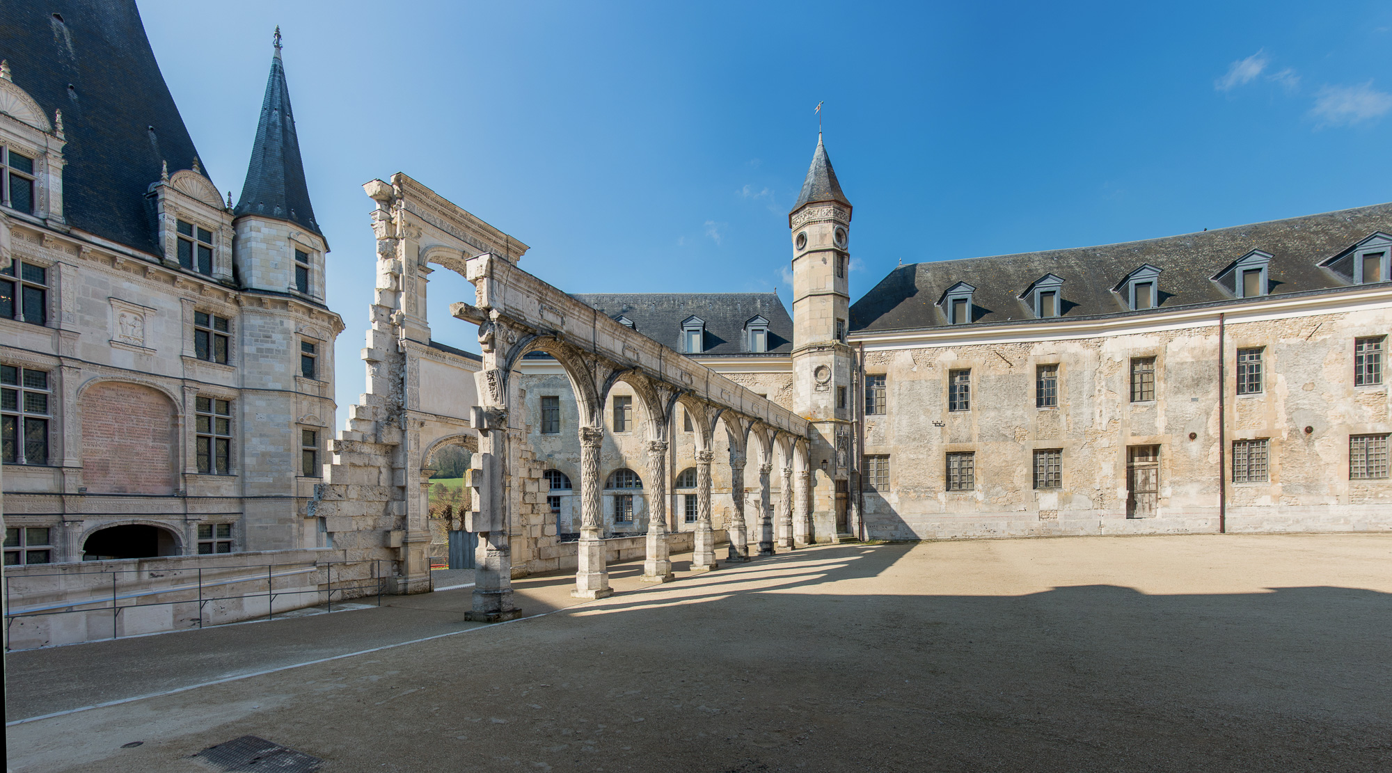 De gauche à droite : la Porte de Gênes, la Tourelle d'Estouteville et la cour d'Honneur.