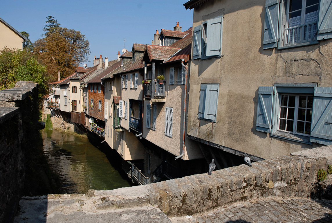 39660 Arbois Maisons à encorbellement surplombant la rivière Cuisance, depuis le pont de la rue de l'Hôtel de ville.