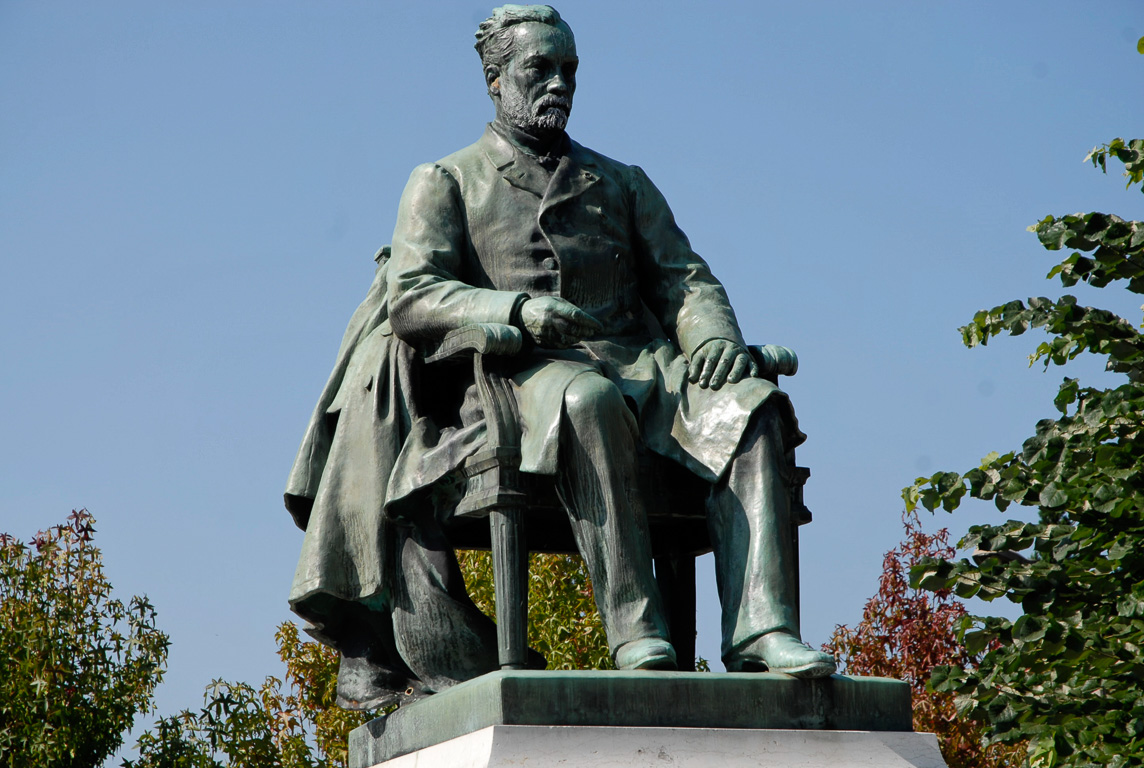 Statue de Pasteur promenade Pasteur