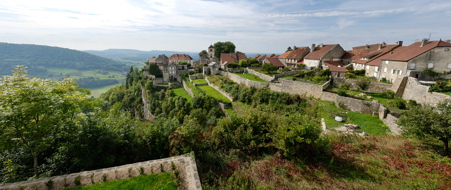 Le village sur son piton rocheux.