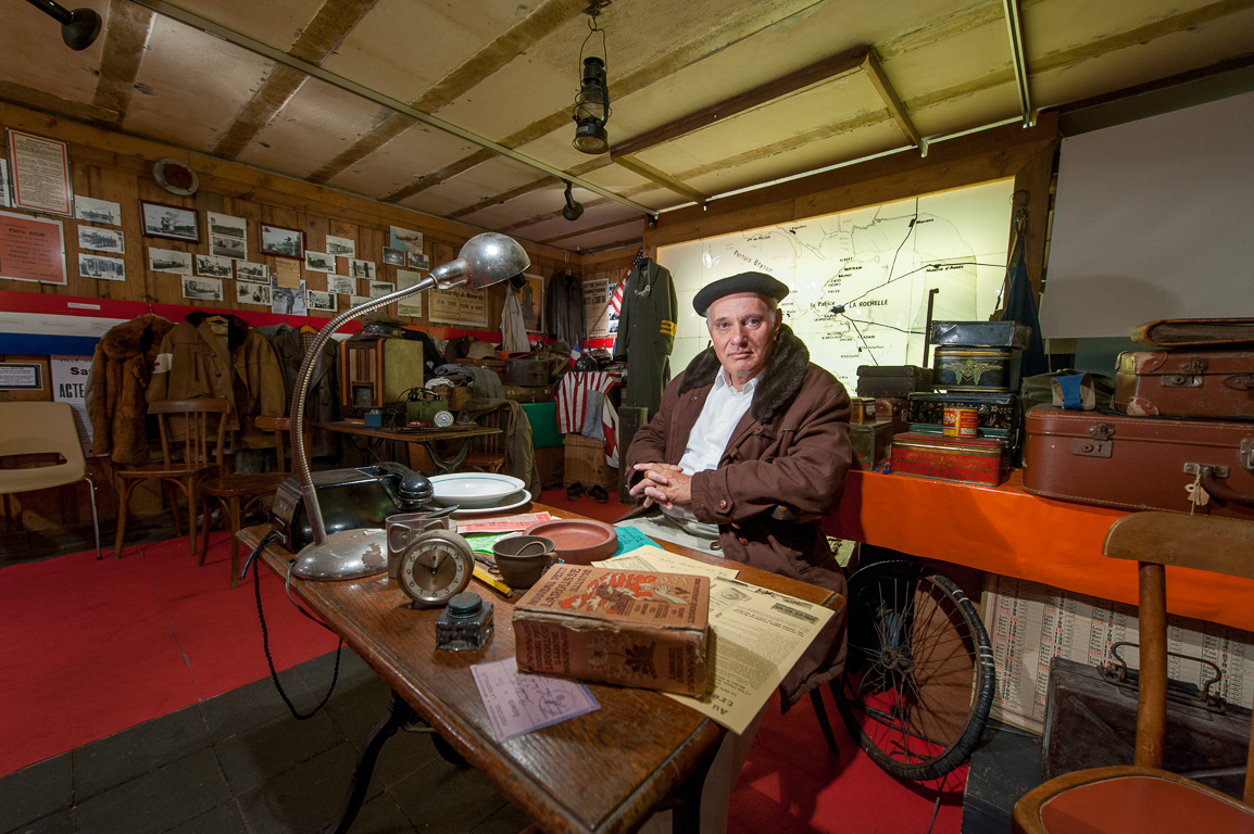 Jean-Luc Labour dans le Musée de la 2ème Guerre Mondiale - 8, rue des Dames.