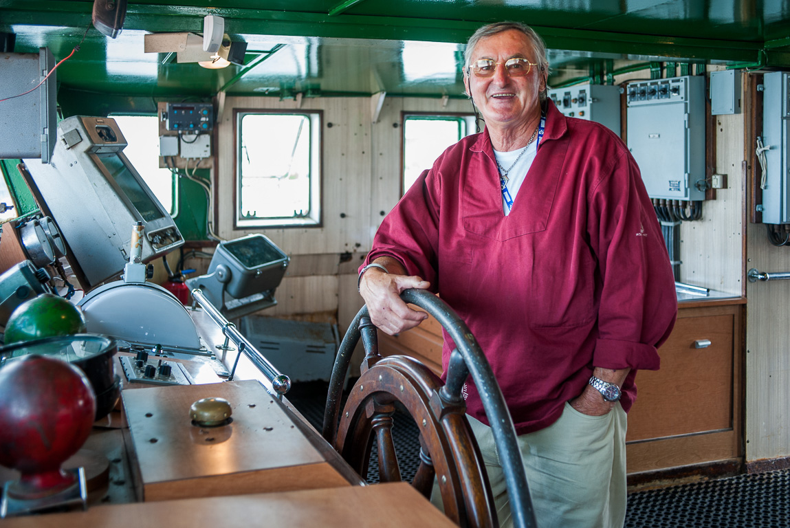 Richard Pillar, guide, a travaillé comme Second sur ce chalutier. Musée de la Mer "L'Angoumois".