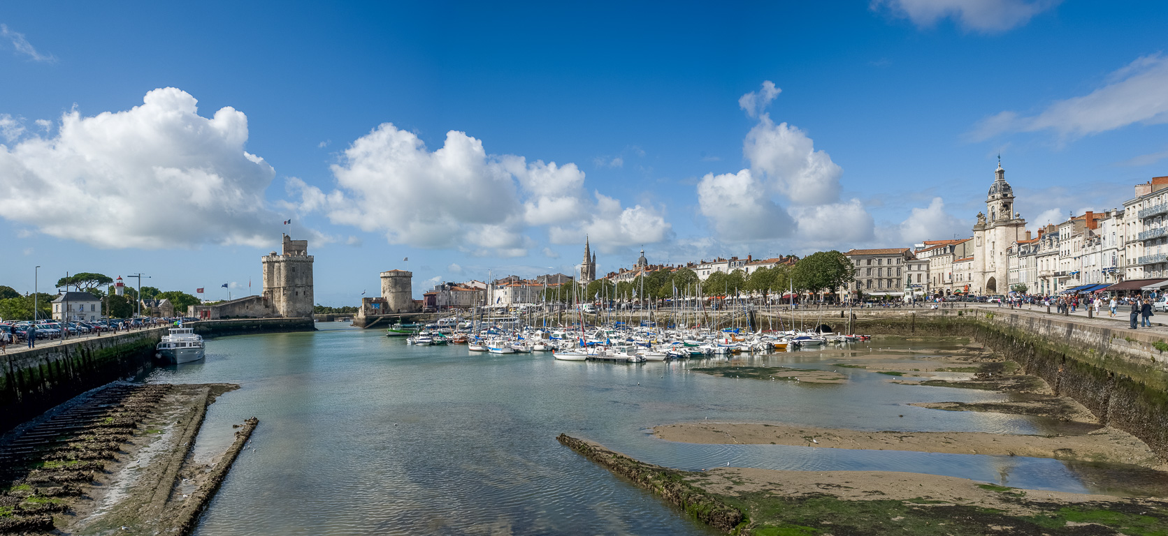 Le port, avec à gauche la Tour Saint-Nicolas et à droite la tour de la Chaine