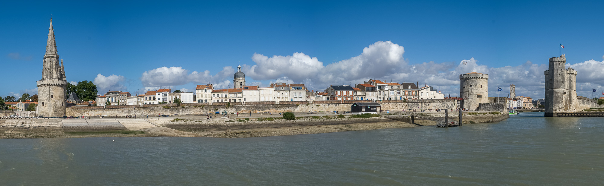 Le port, avec à gauche la Tour de la Chaine et à droite la tour Saint-Nicolas