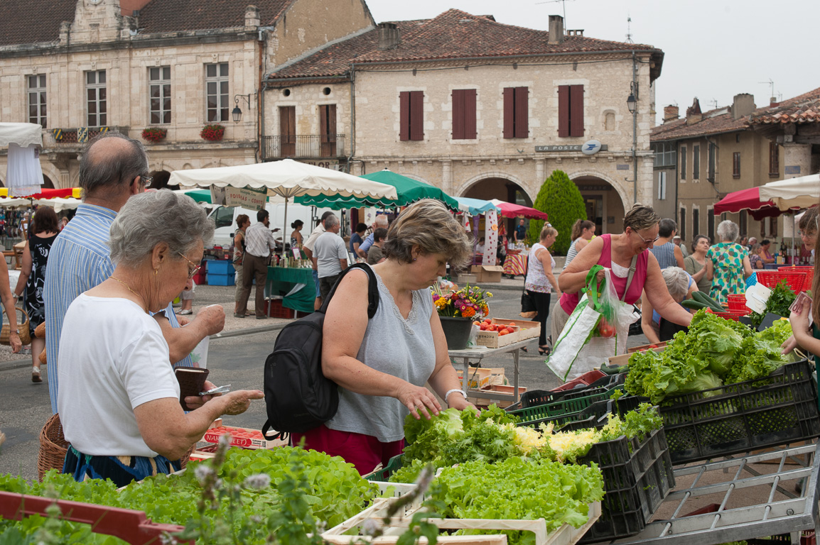 La Halle. Le lundi, foire de l'ail. Dix œuvres à base d'ail concourent entre les villages de Mauvezin - Beaumont - Saint-Clar et Cadours