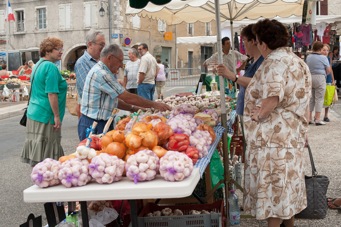 La Halle. Le lundi, foire de l'ail. Dix œuvres à base d'ail concourent entre les villages de Mauvezin - Beaumont - Saint-Clar et Cadours