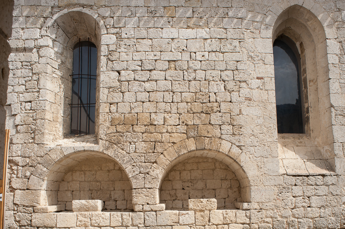 La vieille église. Enfeus (fosses communes)  où l'on déposait les morts enroulés dans un linceul. Ce procédé a été autorisé jusqu'au XVIIème siècle et s'adressait aux moines prieurs