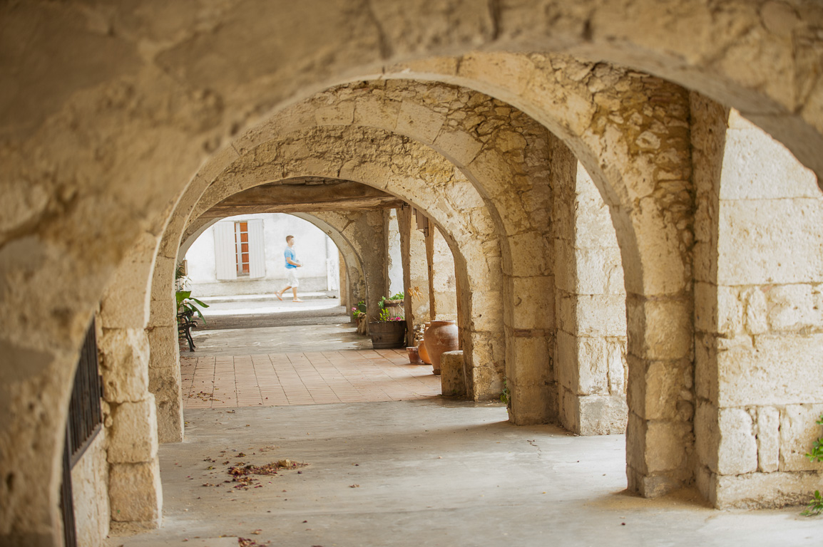 Dessous des arcades de la plaçotte