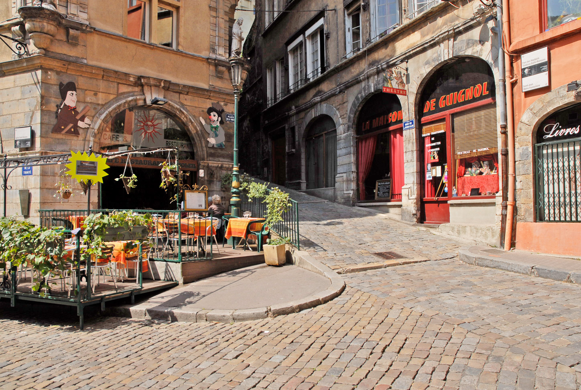 Vieux Lyon place de la Trinité et le Théâtre de Guignol dans la Montée du Gourguillon.