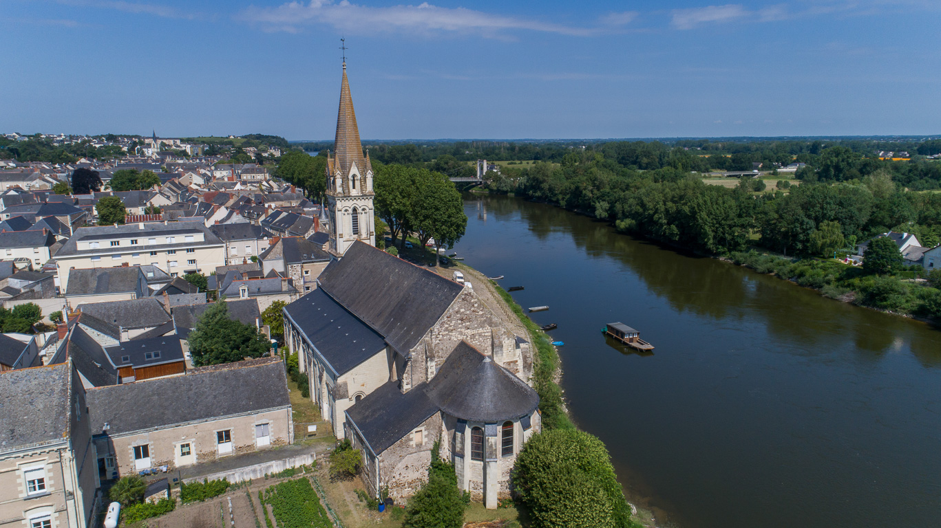 Chalonne-sur-Loire. Eglise Saint-Morille et une Toue cabanée sur la Loire.