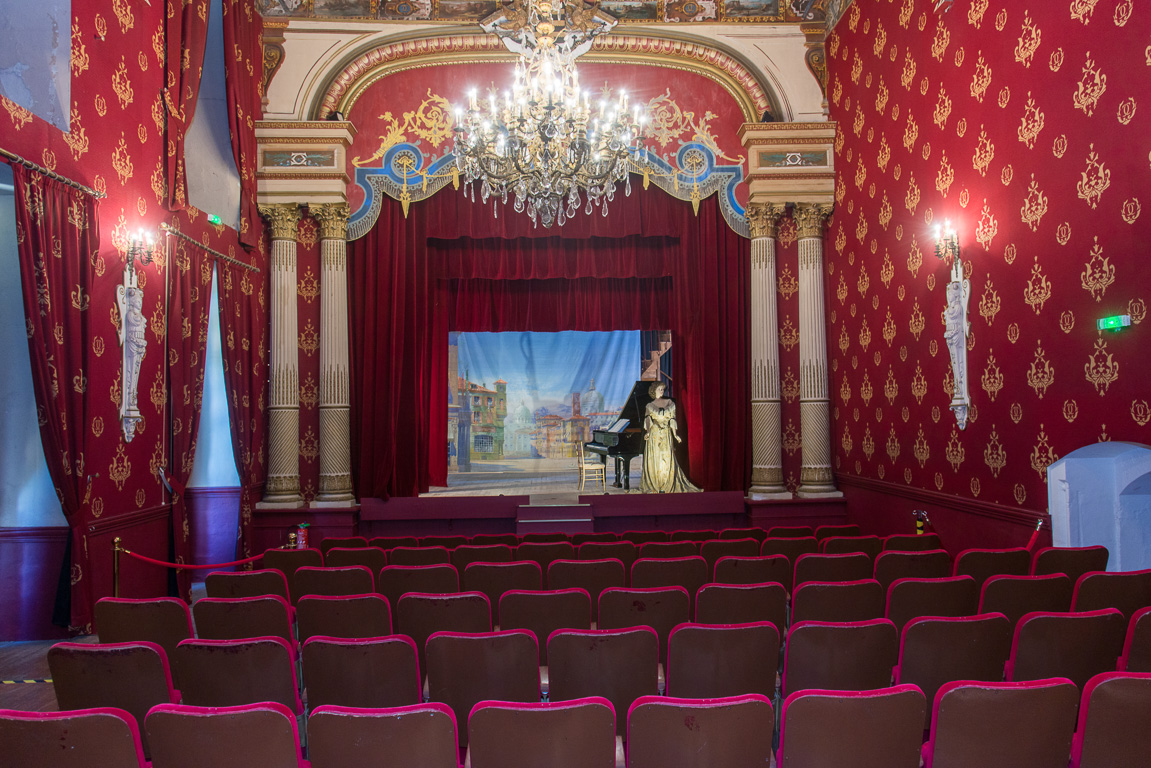 Brissac, le Château. Le théâtre opéra inauguré en 1890 par Jeanne Say - Marquise de Brissac (1848 - 1916) . Mère du 11° duc de Brissac<br />Restauré en 1983 par l’Association des Amis de Brissac