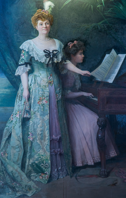 Brissac, le Château. Tableau par Chabannes La Palice représentant Jeanne Say - Marquise de Brissac, accompagnée au piano par sa petite-fille, Yvonne de Saismaisons (1892 - 1975)