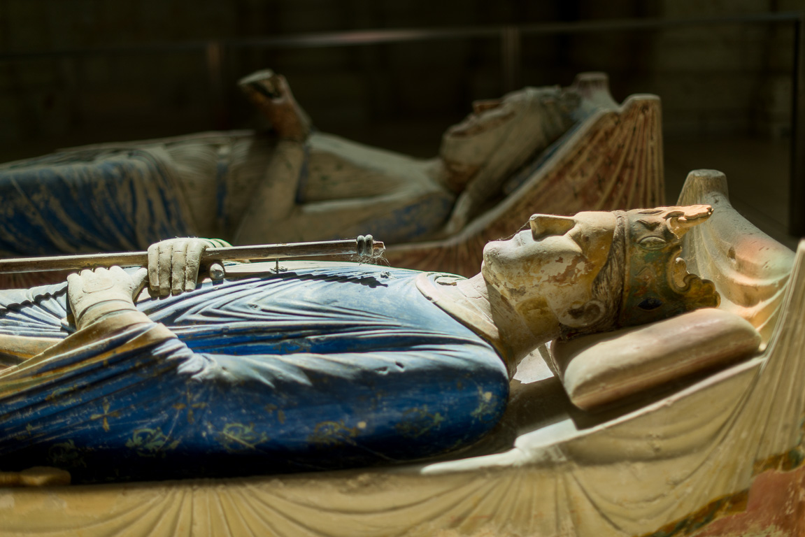 Fontevraud l'Abbaye. Intèrieur de l'abbatiale. Gisant polychrome d'Henri II Plantagenet et en arrière plan, celui dAliénor d'Aquitaine.