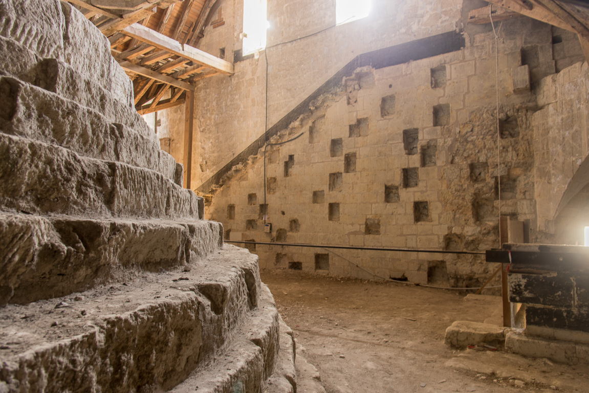 Fontevraud, l'Abbaye. Envers du décor,: les coupoles au dessus de la nef de l'abbatiale.