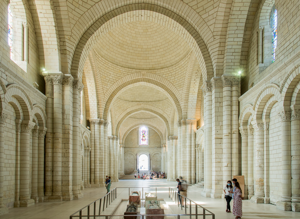 Fontevraud l'Abbaye. Intèrieur de l'abbatiale.