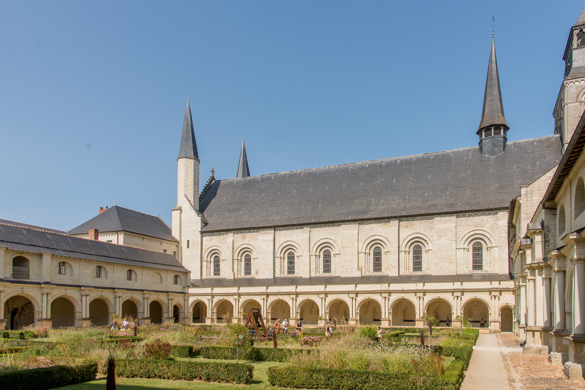 Fontevraud, l'Abbaye. Cloïtre du grand moutier.