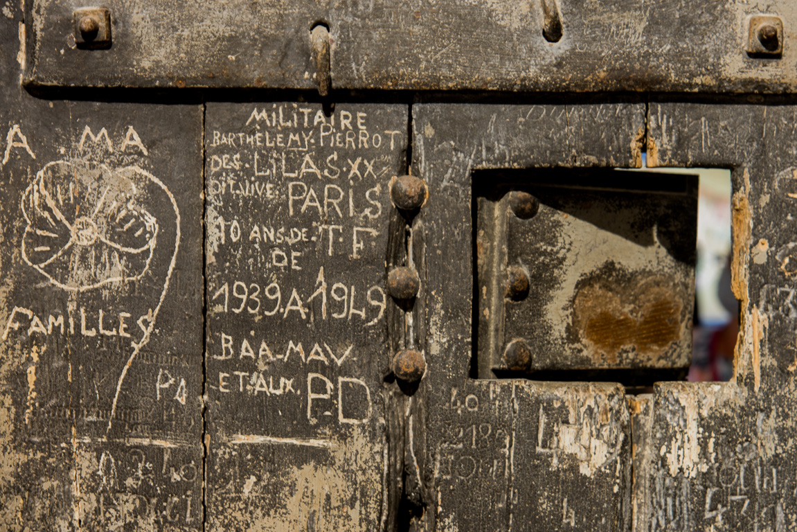 Fontevraud, l'Abbaye. Mémoire du pénitencier. Une porte de la prison avec des graffitis.