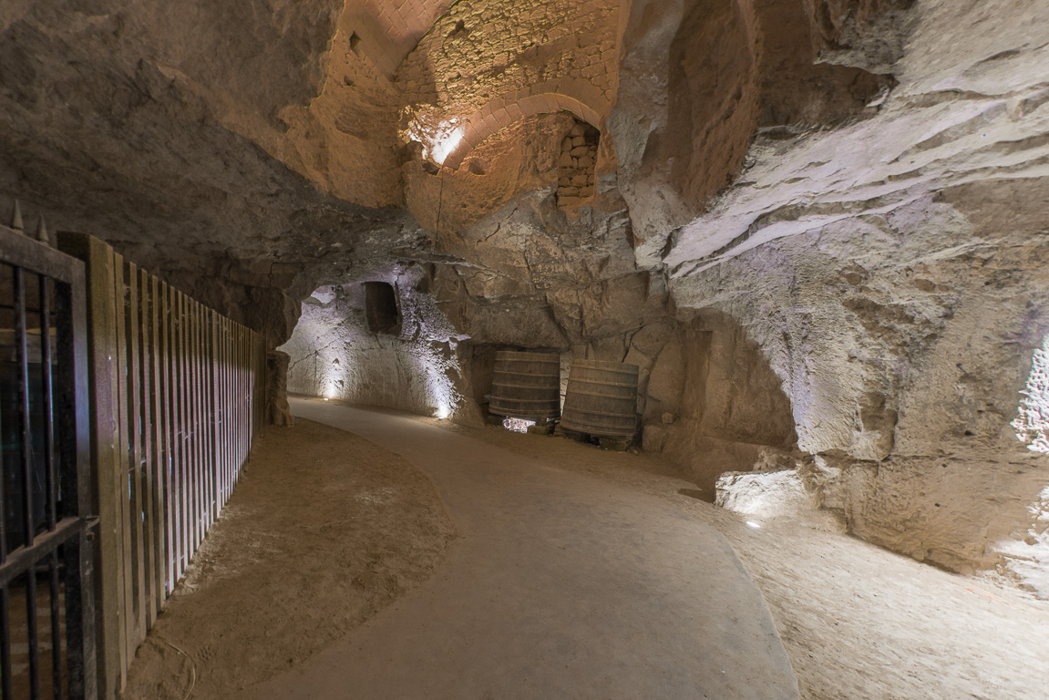 Brézé, le château. Les foudres et les pressoirs troglodyte.