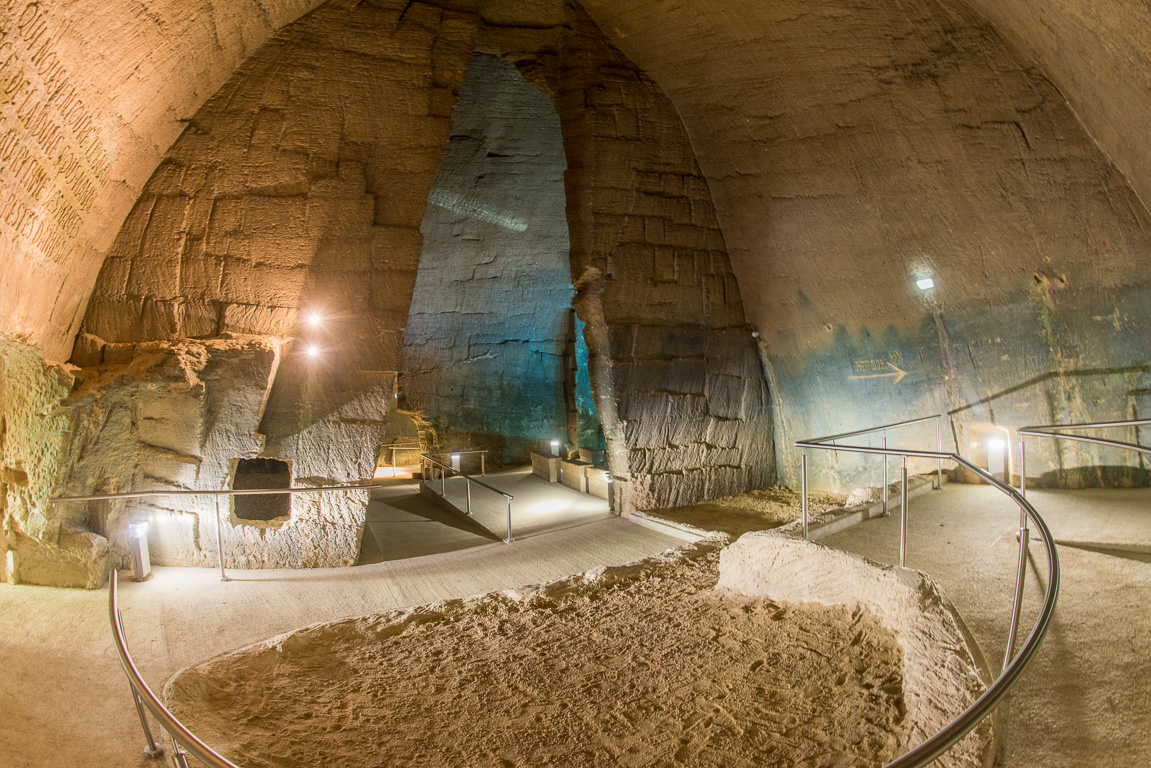 Doué en Anjou. . Site des Perrières, Le mystère des faluns. Une cave.